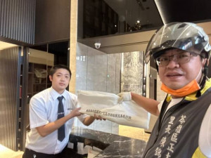 ▲感恩祈福月，陳錦宏準備紙錢集中焚燒袋，分送社區里民使用，落實社區環保防空污政策。