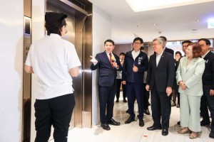 ▲高市積極推動中高齡友善就業，陳其邁陪同行政院陳建仁院長、勞動部許銘春部長參訪績優單位翰品酒店。