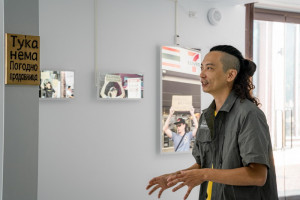 ▲長期關注便利商店議題的藝術家林祐聖展出「便利商店戒斷協會」計畫，反思「不便利才是人生」。
