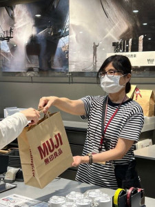 ▲知名日系零售品牌「MUJI無印良品」合辦職場體驗，直接收編銀髮人才上工。
