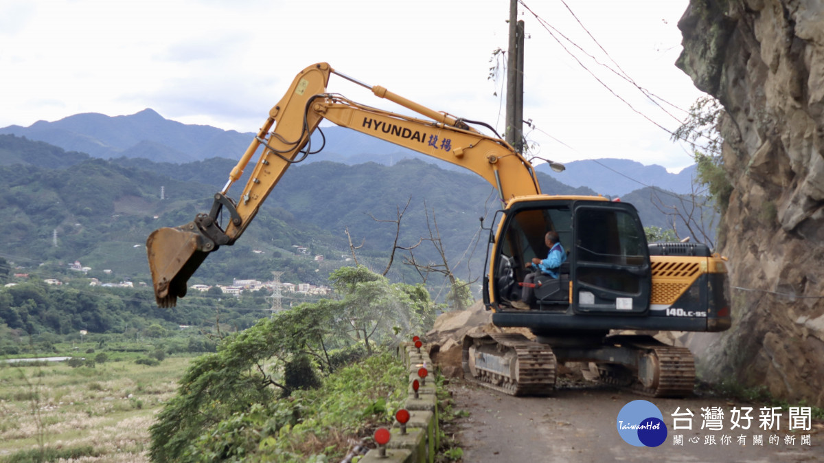 白毛台聯外道路連夜搶通。