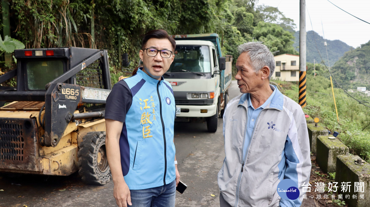 立委江啟臣勘察白毛台聯外道路搶通進度。