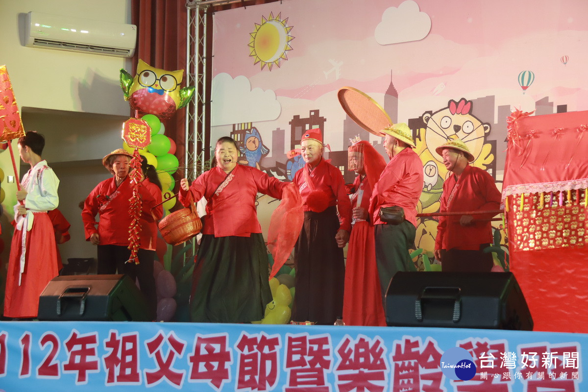 竹山樂齡長輩演出迎親非常有趣。（記者扶小萍攝）