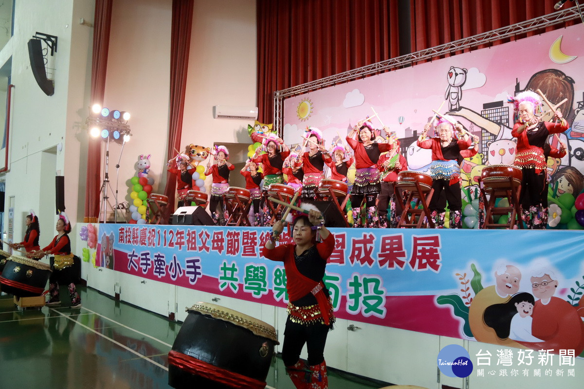 水里鄉長輩的原住民裝扮表演太鼓。（記者扶小萍攝）