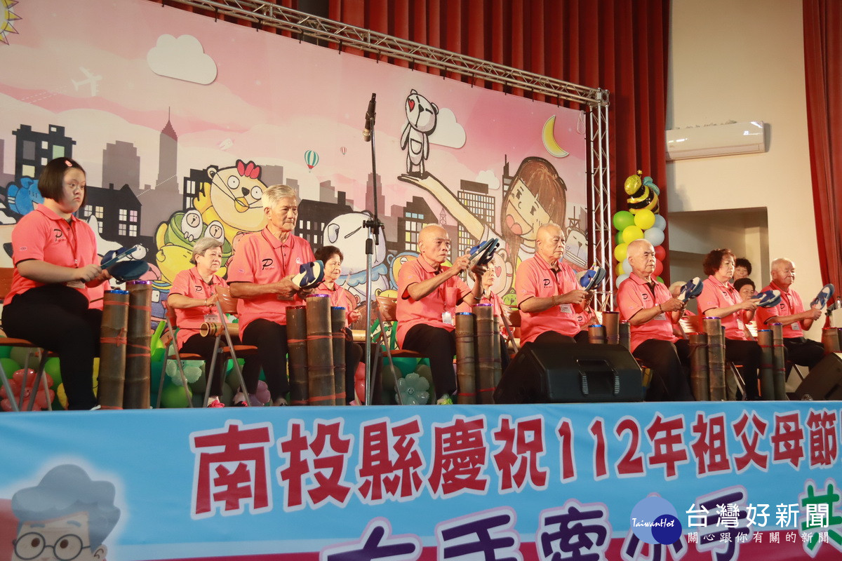 鹿谷長輩的竹管與藍白拖打擊樂獲得極大掌聲。（記者扶小萍攝）