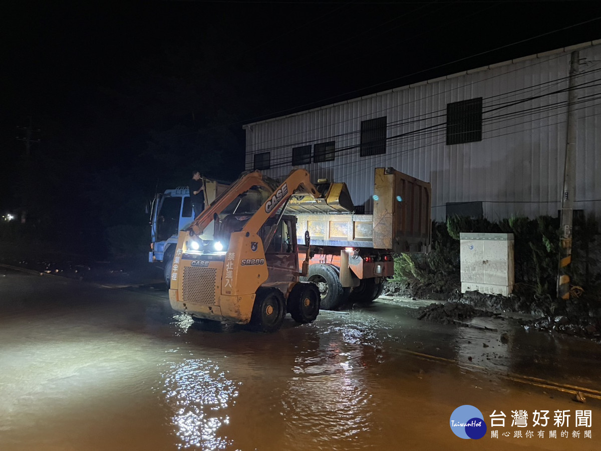 台中市建設局支援南投縣仁愛鄉災後道路搶通任務昨天完成階段性任務。