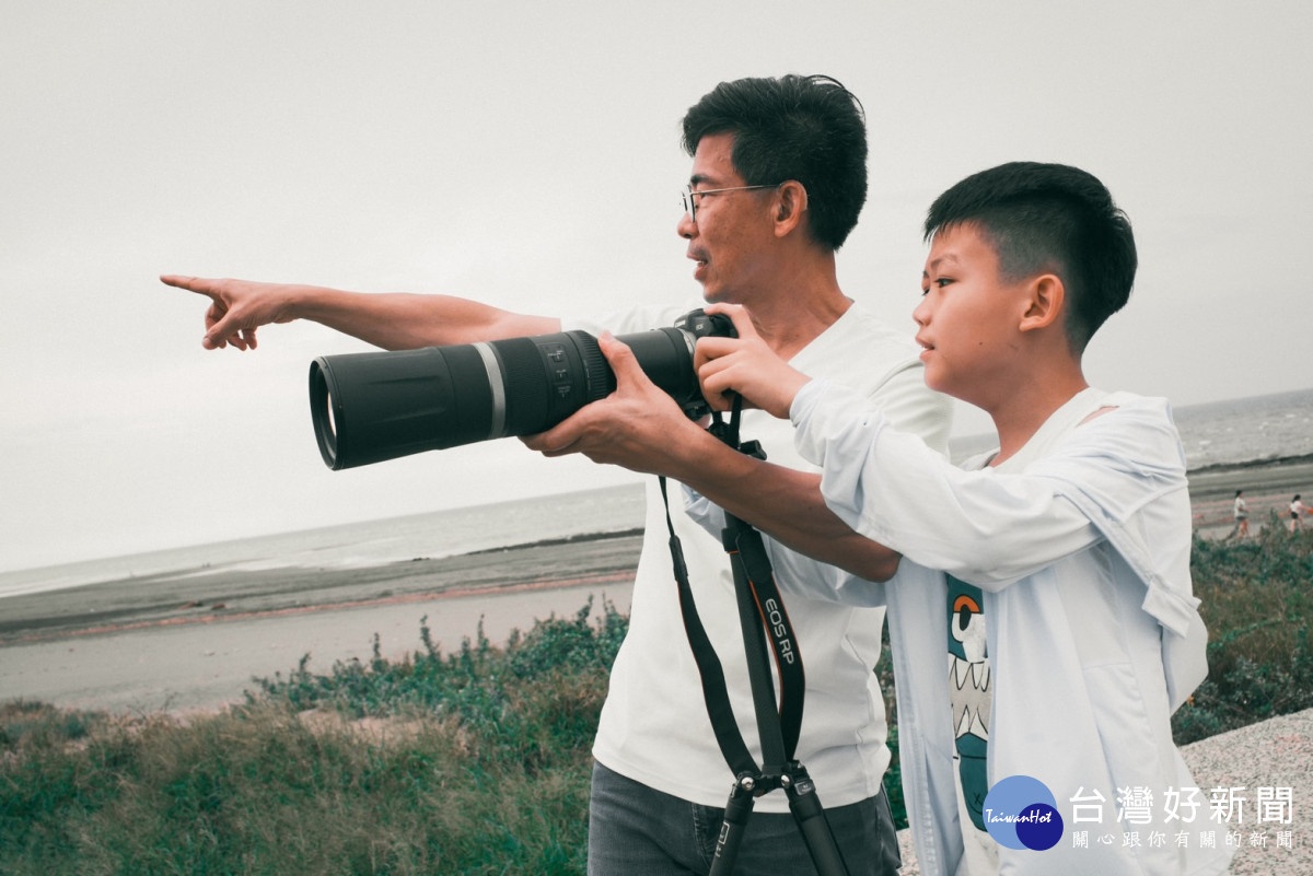 攝影志工團隊熱心指導小朋友們拍照構圖等技巧，讓他們捕捉桃園最美的景像。