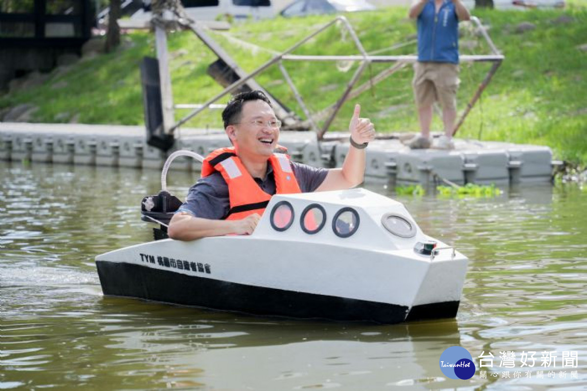 蘇副市長體驗搭乘環保材料船隻渡河。