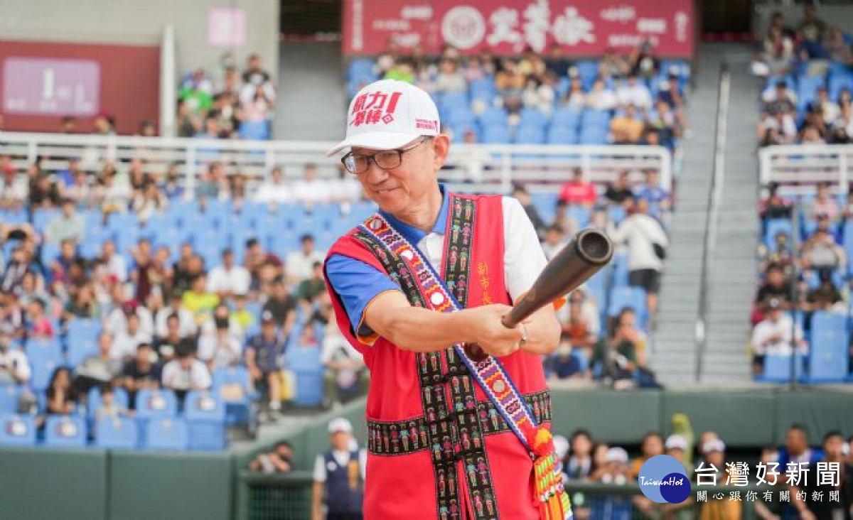 王副市長為球賽擔任打擊手。