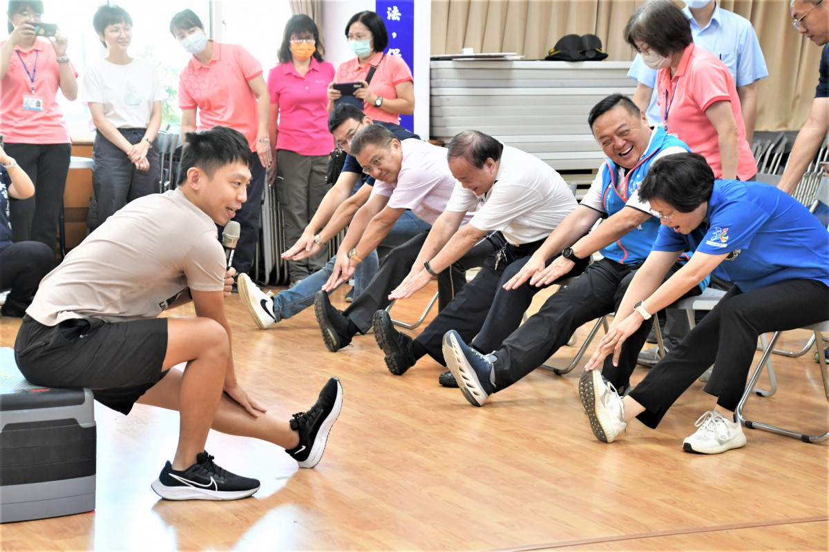 「健康鄉鎮市公所體適能檢測列車」第一站就是員林，體適能就是身體組成、柔軟度、肌力與肌耐力、心肺耐力，他笑稱體適能沒有一項及格。圖／記者鄧富珍攝