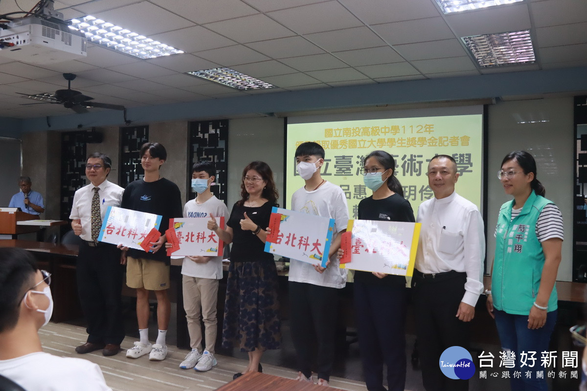 錄取台北科大同學接受頒獎學金。（記者扶小萍攝）