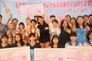 許縣長表揚全國科學展南投縣獲團體獎第一名。（縣府提供）