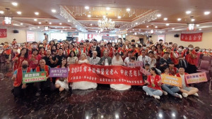 ▲華山基金會高雄A區舉辦「2023愛老人 中秋亮起來」K歌餐會。