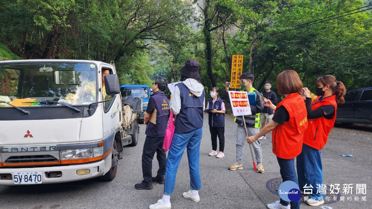 聯合稽查小組攔查24輛大貨車，未發現違規載運生雞糞情事。