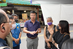 張市長到南投公有零售市場與攤商洽談爭取優化計畫。（市公所提供）