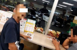 嘉義市休假員警眼尖發現詐騙集團成員在超商交易帳戶／陳致愷翻攝