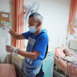 67歲的金財很珍惜中分署為他推薦的工作，每天用心照顧病若的長者。