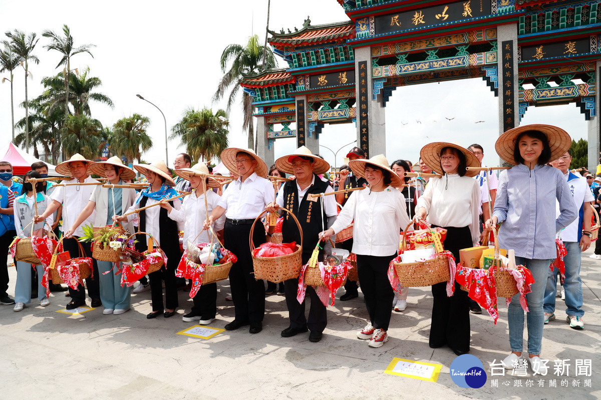 各縣市首長挑著在地特產象徵擔擔相傳代代傳。（縣府提供）