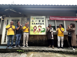 「芥菜種會三一食農文化教育基地」舉行揭牌儀式，蔡仁松董事長（左三）、李肇家執行長（右二）和夏禾達利顧問（右三）、原住民族委員會經濟發展處產業計畫專案人員田艾澤瀅（右一）。（芥菜種會提供）