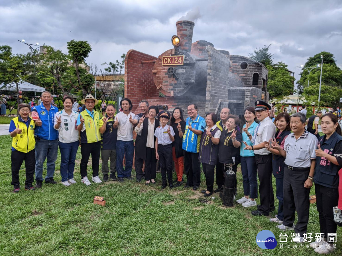 全台最具鐵道特色的公共藝術作品，依照CK124國寶級蒸汽火車頭原型設計、用上萬塊磚頭全力打造而成的「福爾摩沙號」磚造火車頭，26日下午5點，在甫完工（尚末正式啟用）的「扇形車庫停車場」旁廣場正式開箱啟用，炫麗亮相！縣長王惠美、市長林世賢等人與會。圖／記者鄧富珍攝