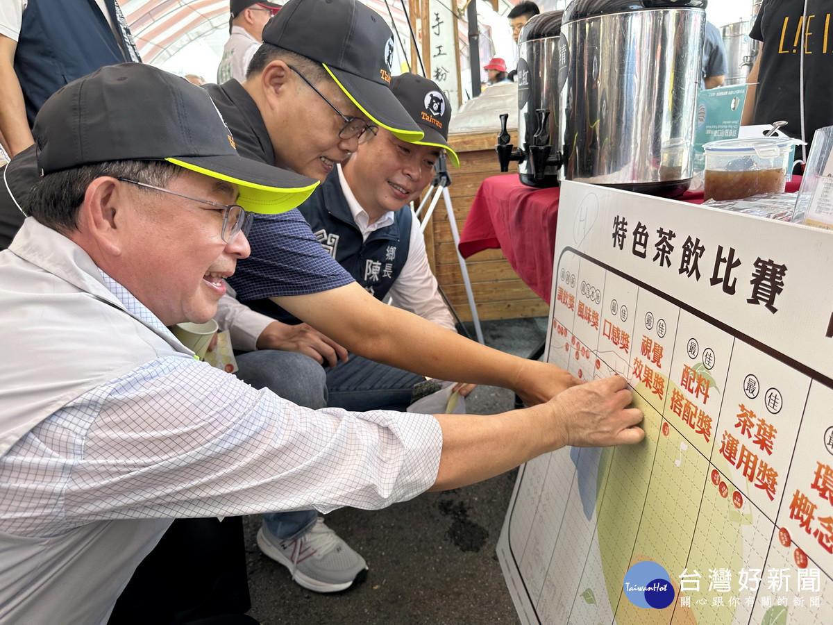 陳鄉長與吳主席、魏鄉長等進行票選。（記者扶小萍攝）