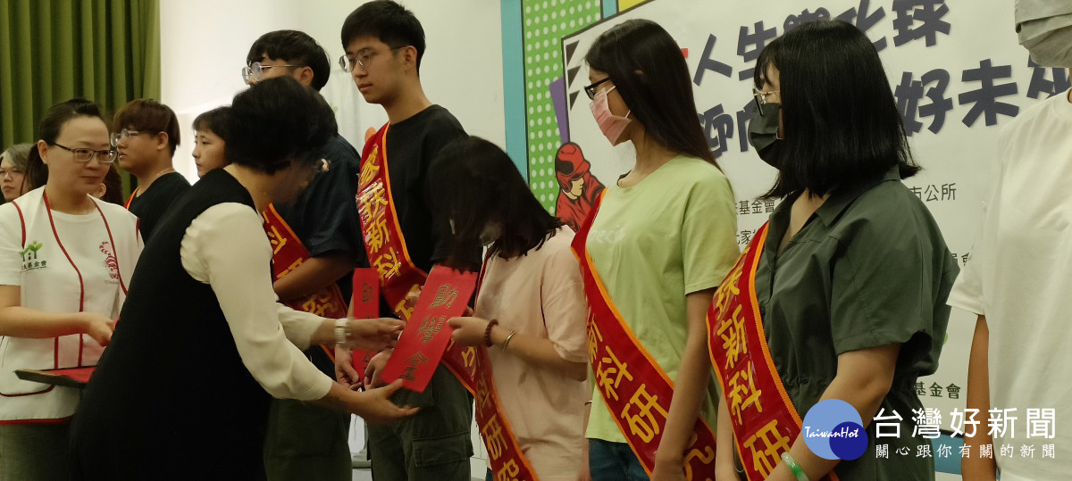 彰化縣長王惠美頒發助學金傳遞給在場每位家扶兒。圖／彰化縣政府提供