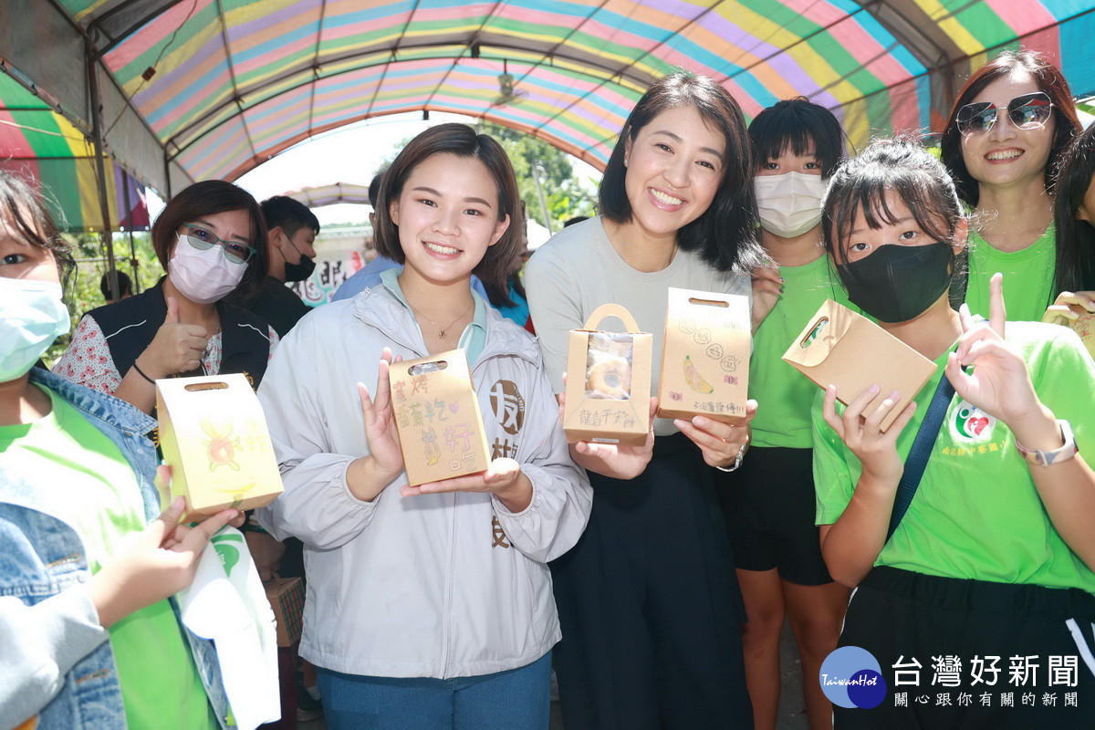 林友友議員與許縣長都推薦在地農產。（縣府提供）