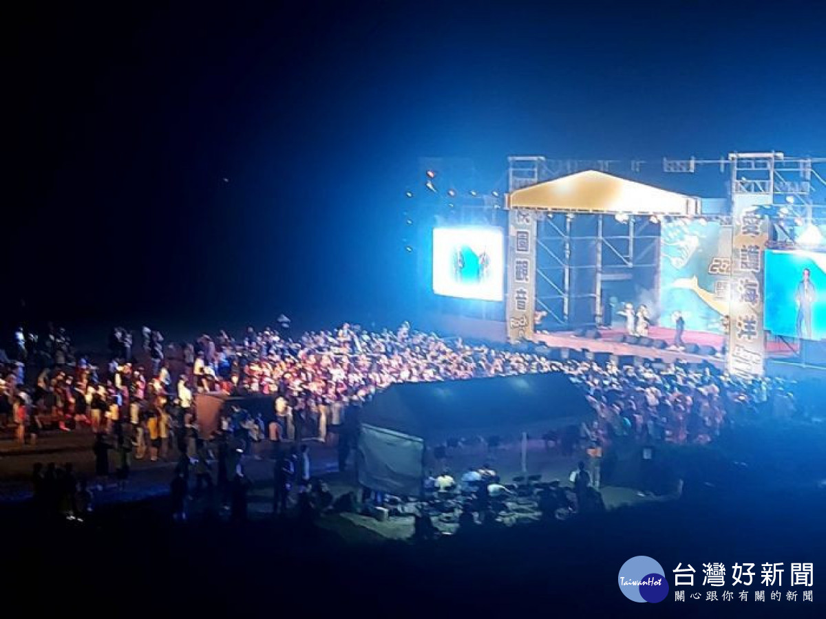 桃園市政府主辦的「Rock n’Run海洋路跑暨愛海演唱會」在觀音濱海遊憩區熱鬧登場。<br />
