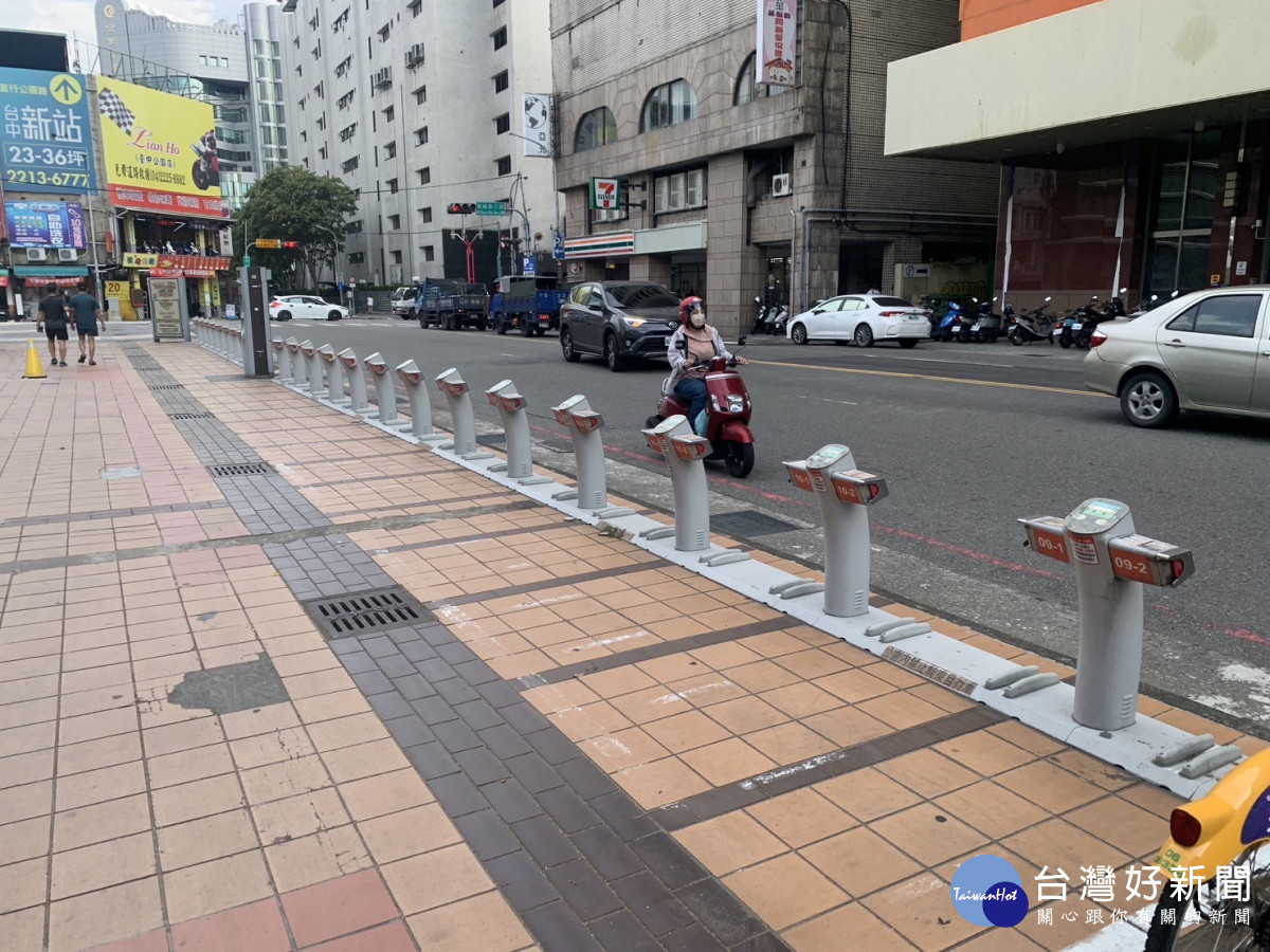 台中公共自行車iBike 1.0站已全部退場，但舊車柱還留著。