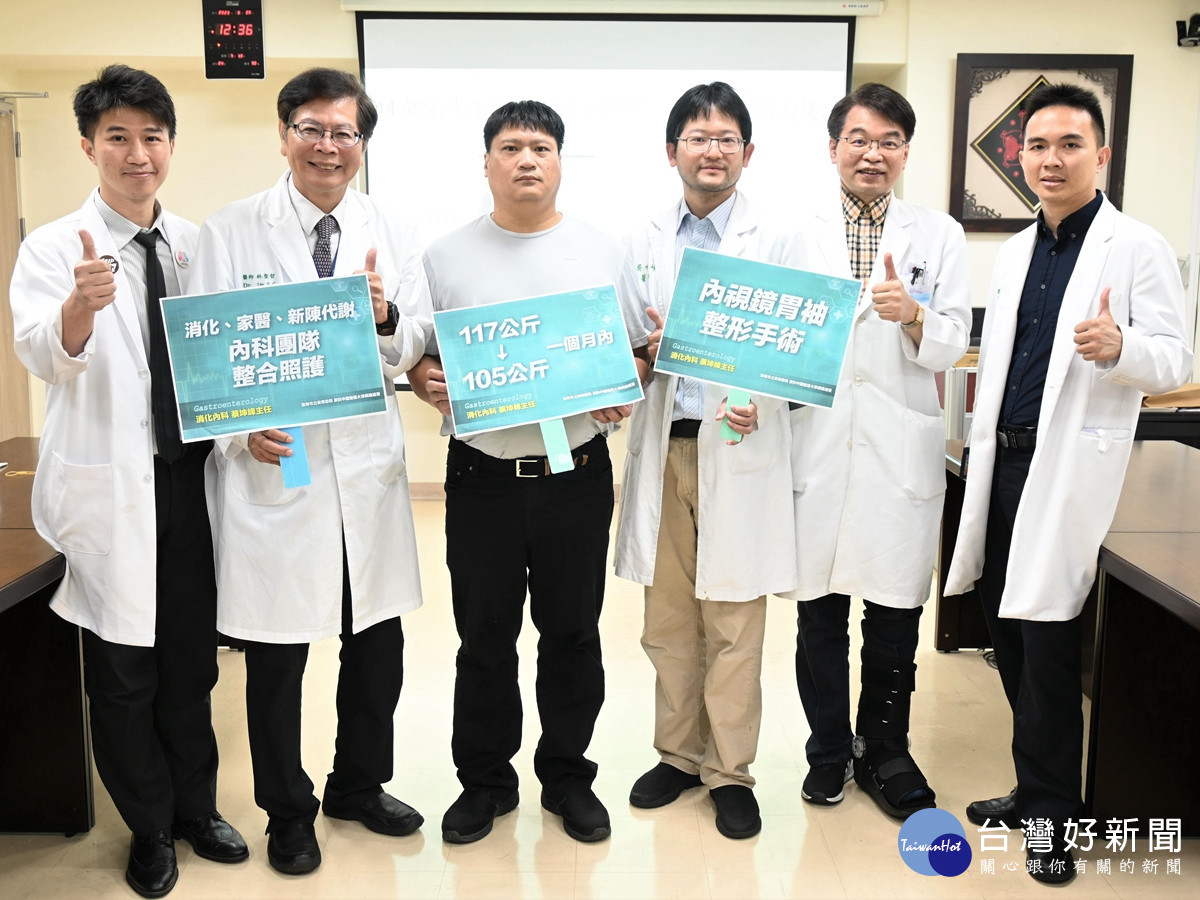 安南醫院內科團隊。（左起）家庭醫學科主任蔡忠紘、林聖哲院長、患者張先生、消化內科主任蔡坤峰、醫療副院長許秉毅、新陳代謝科醫師陳擇穎