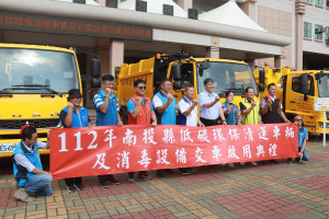 環保局贈鄉鎮市三低垃圾清運車與設備。（記者扶小萍攝）