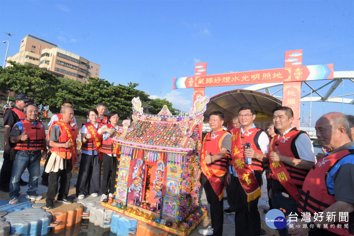 鹿港地藏王廟「放水燈儀式」祭水靈。圖／記者鄧富珍翻攝