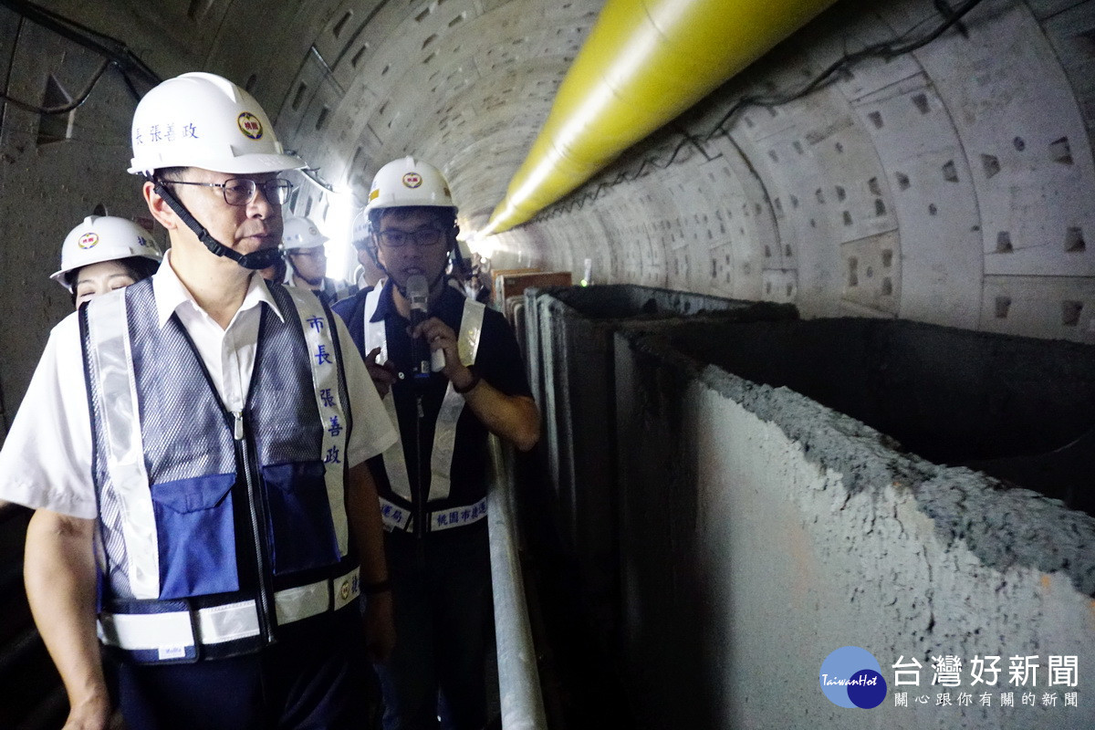 桃園市長張善政視察桃園捷運綠線「蘆竹至桃園區間隧道貫通工程」。<br /><br />
