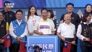 鴻海集團創辦人郭台銘（中）與前苗栗縣長徐耀昌（中右1）（圖／資料照片，圖源：翻攝自郭台銘Facebook直播）
