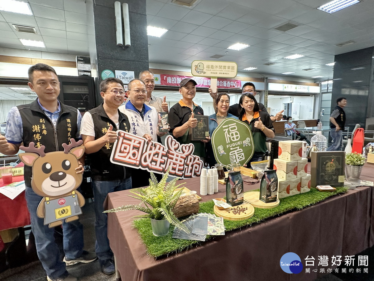觀光處長陳志賢邱鄉長等到各攤位巡禮。（記者扶小萍攝）