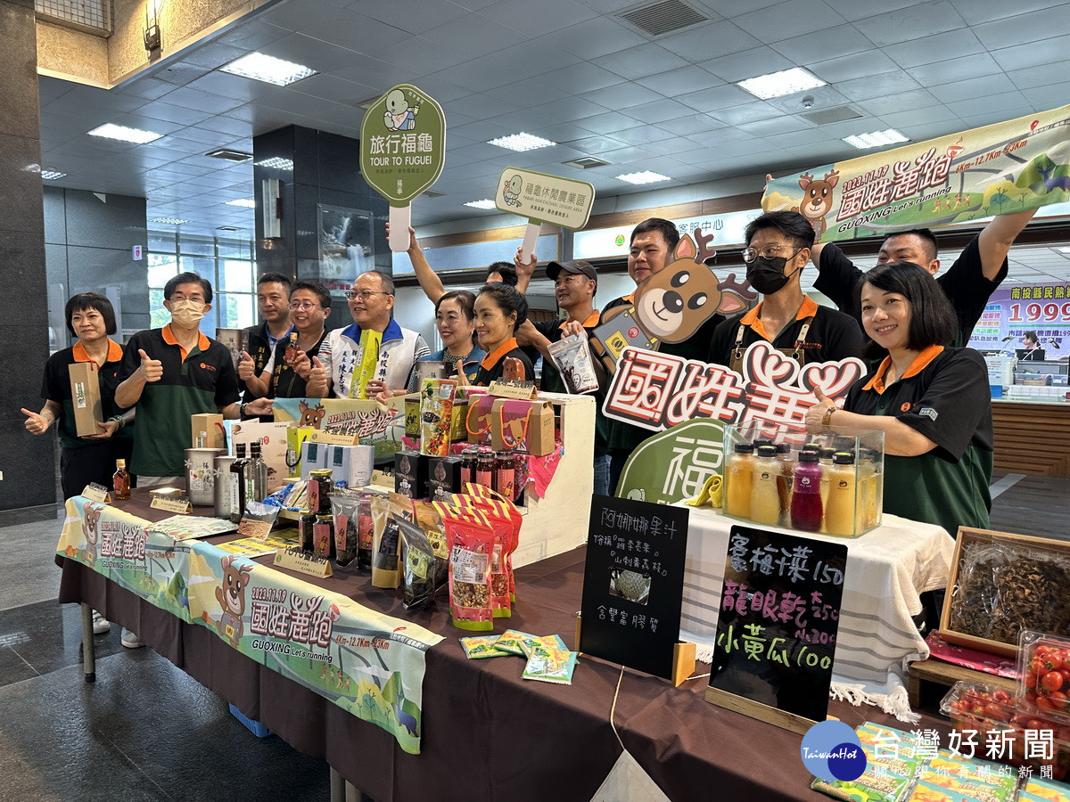 來賓到攤位巡禮推薦業者的產品。（記者扶小萍攝）