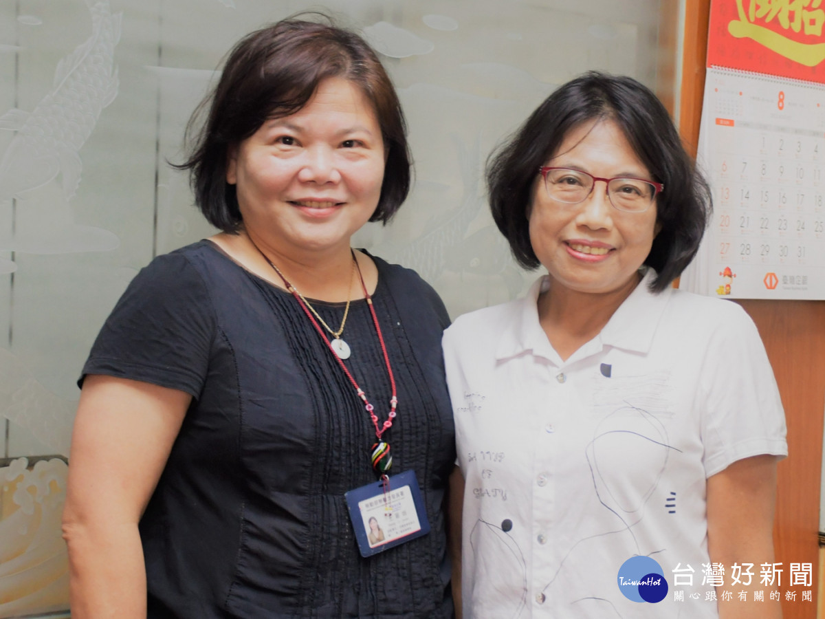 王麗娟就服員(左)積極協助陳美惠(右)求職，並運用僱用獎助措施讓她成功錄取同慶纖維公司