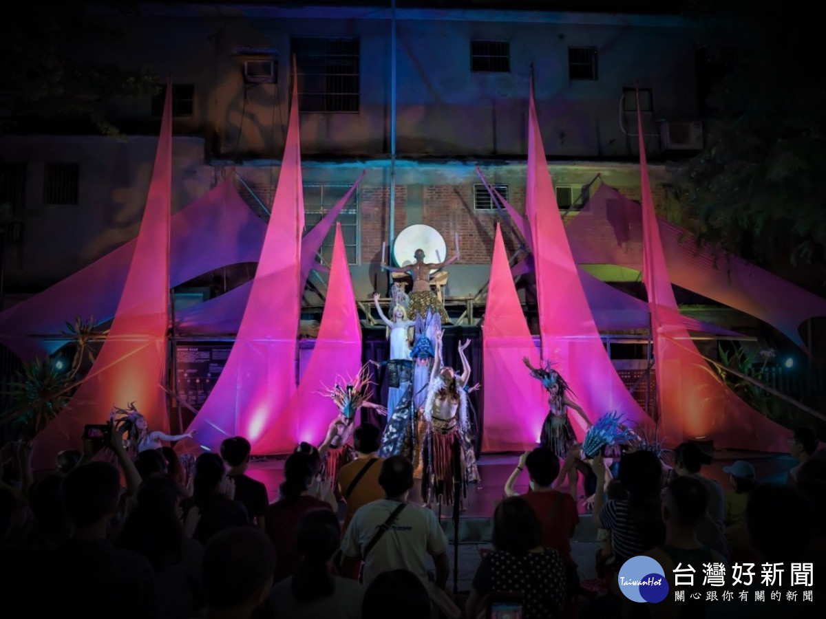  匯川聚場演出《祭天地．慶民安》，舞台燈光音效及舞者服裝張力十足，吸引民眾觀賞。