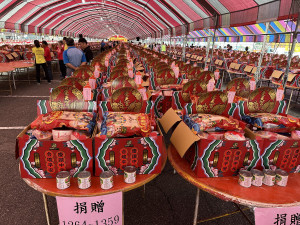 受天宮農曆7月15日下午盛大舉行中元普渡，3千多桌供品至為壯觀。（記者扶小萍攝）