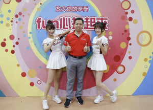 康和證券董事長鄭大宇與樂天女孩合照。