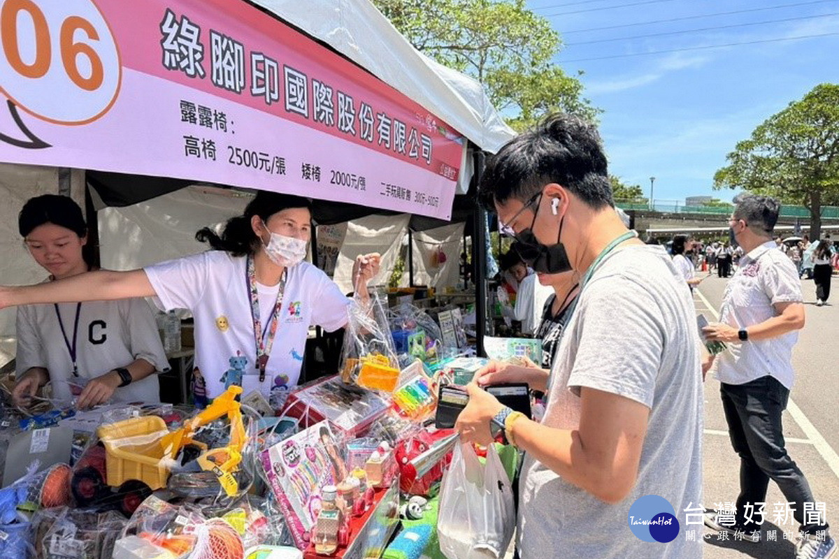 倡議「以租代買」、「以二手玩具代替購買新品」的理念。