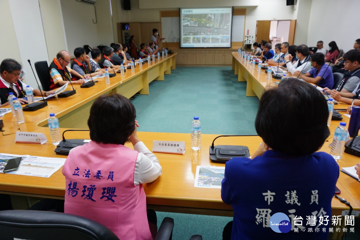 立委楊瓊瓔及市議員羅永珍、陳本添與相關單位出席施工協調會。