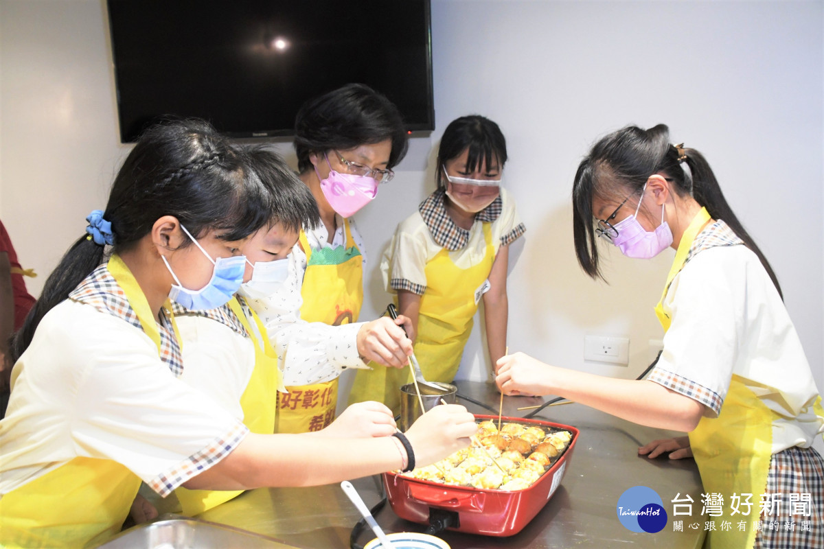 王惠美縣長也特地在食育美學堂與學生一起動手製作美味營養的繽紛玉子燒。圖／記者鄧富珍翻攝
