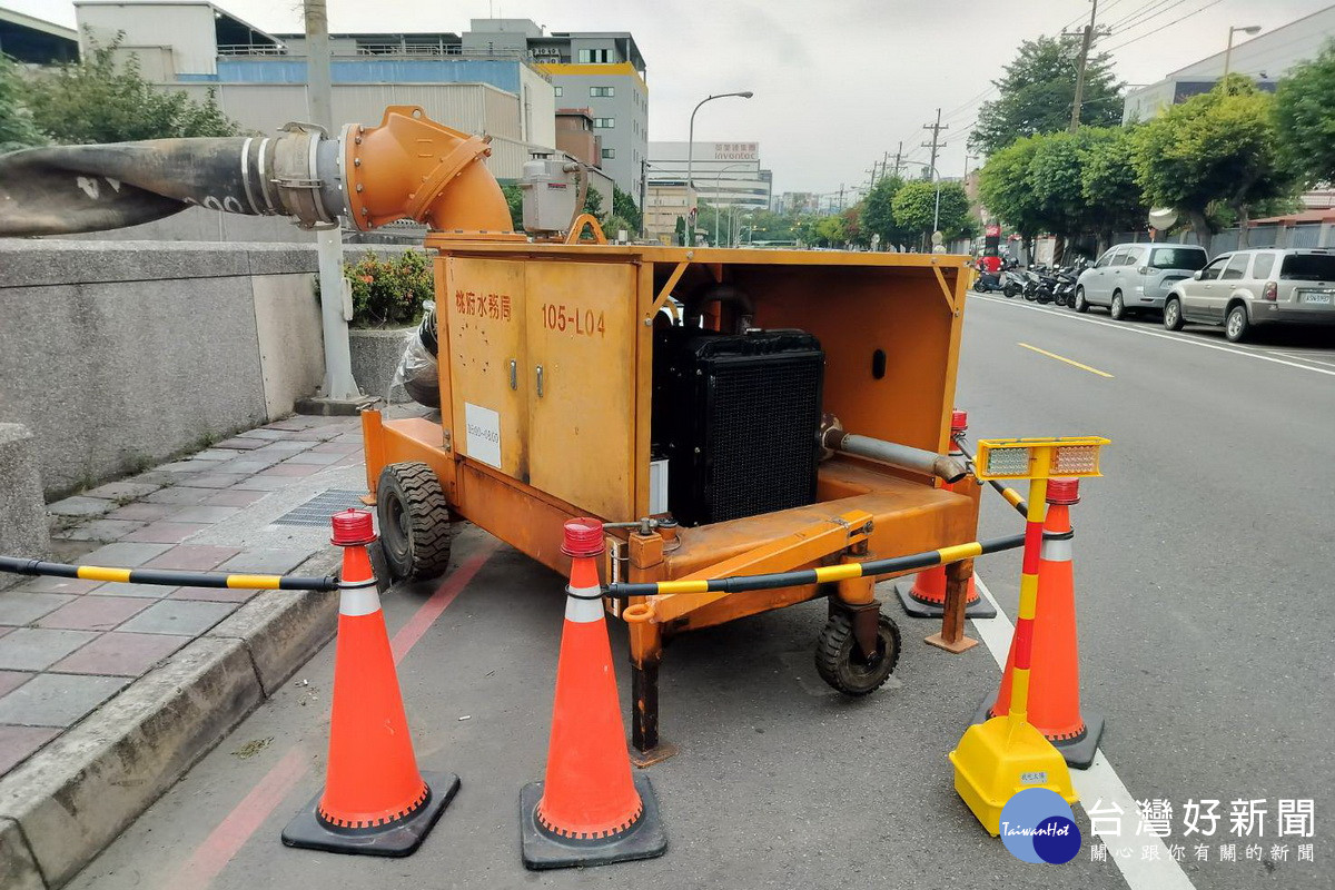 因應海葵颱風來襲，桃園市政府水務局於桃園區興邦路預佈抽水機。
