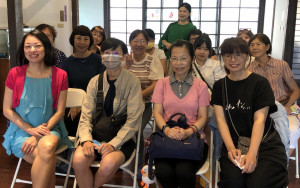 賴欣怡（左一）與全體與會者