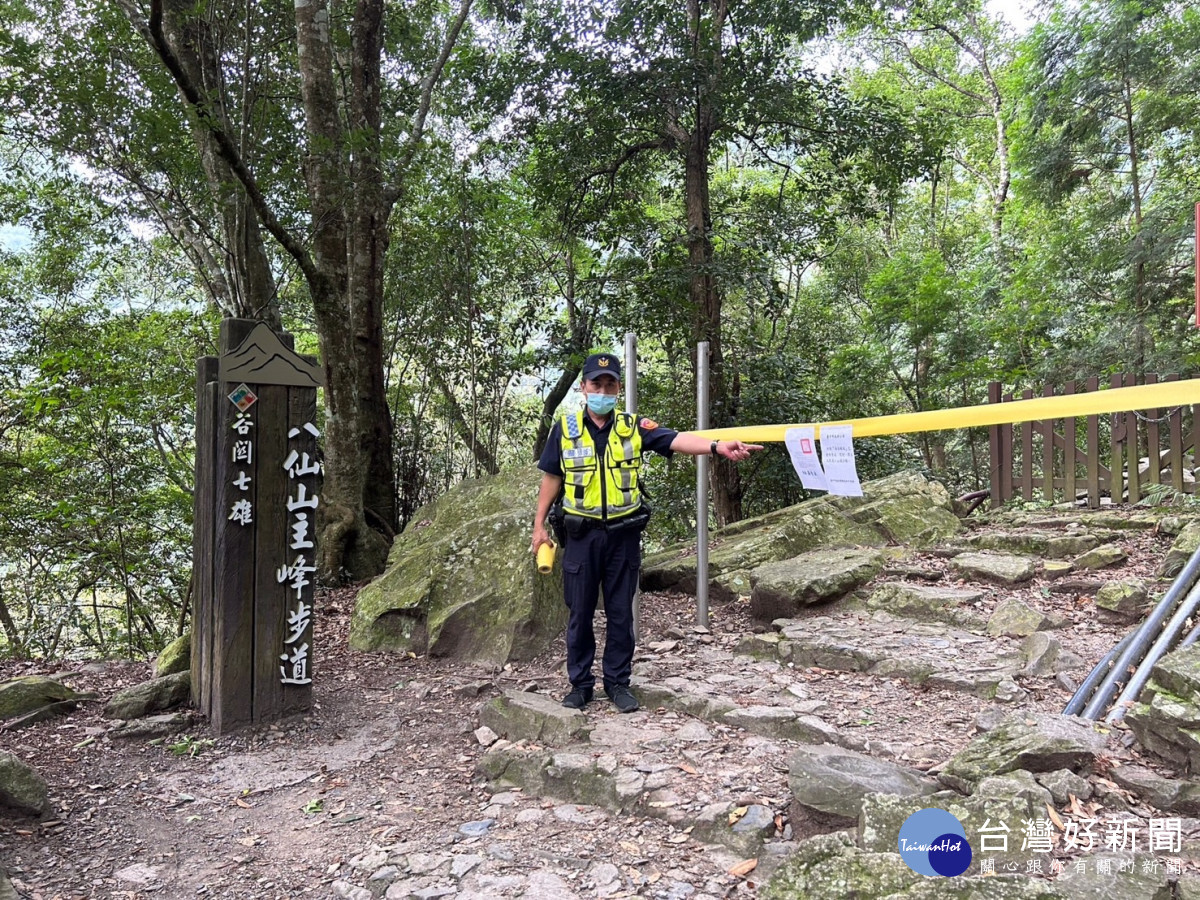 員警前往八仙山登山口公告警戒，並拉起封鎖線。