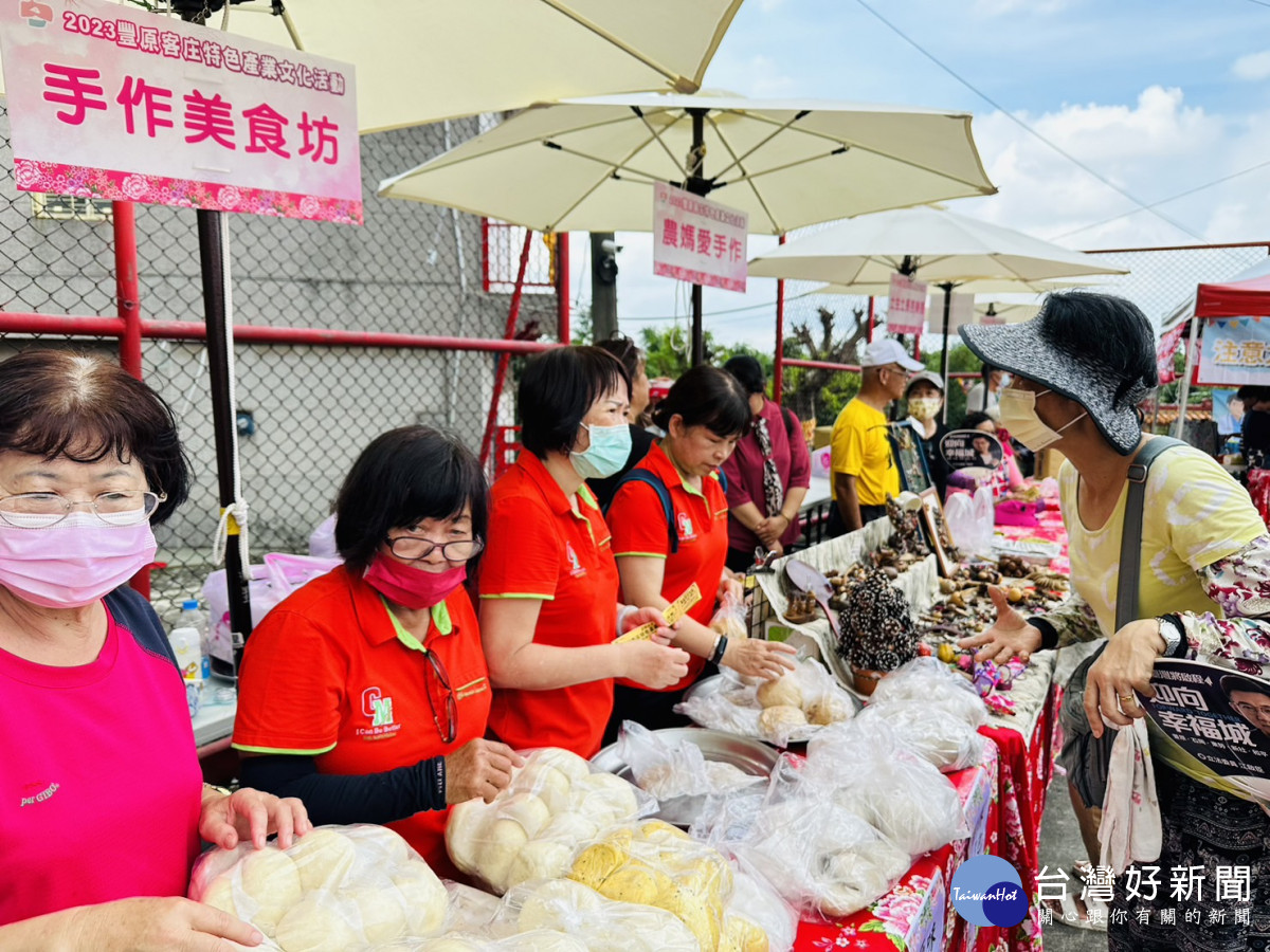 民眾在市集選購在地特產地瓜竹筍包