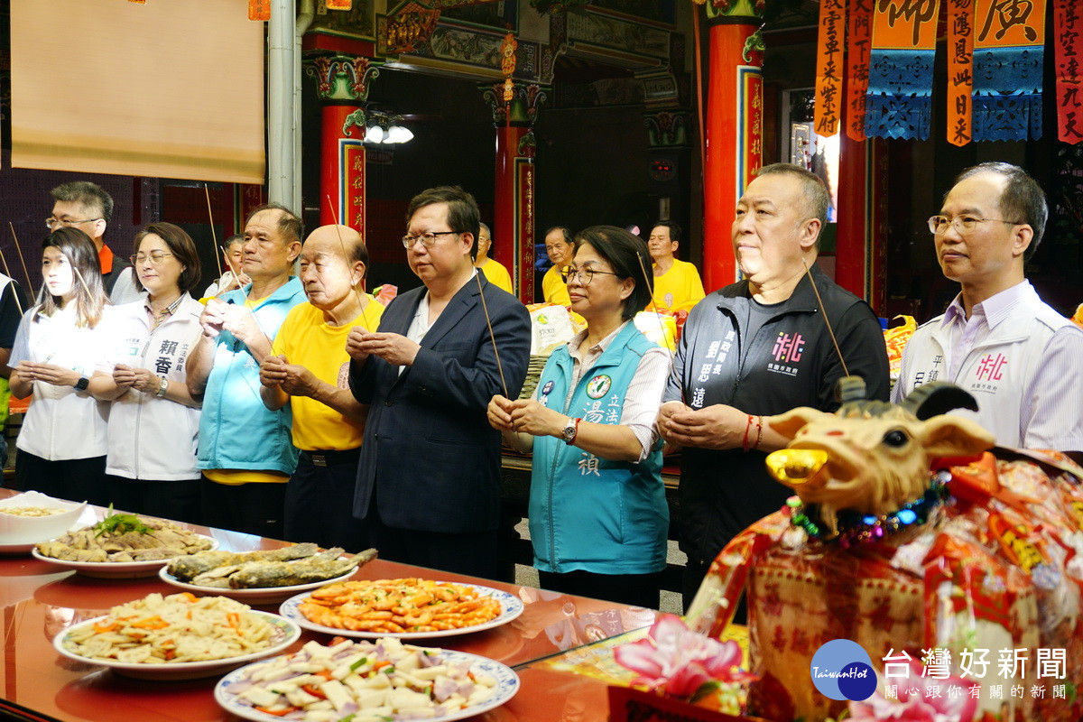 行政院副院長鄭文燦於「2023桃園客家義民祭」中上香祈祝國泰民安。