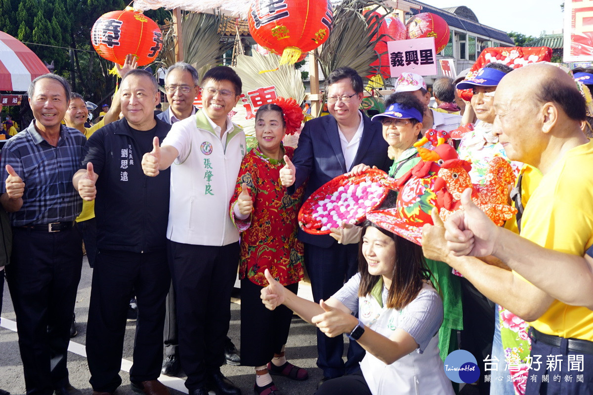 行政院副院長鄭文燦於「2023桃園客家義民祭」中與挑擔踩街大遊行隊伍合影。