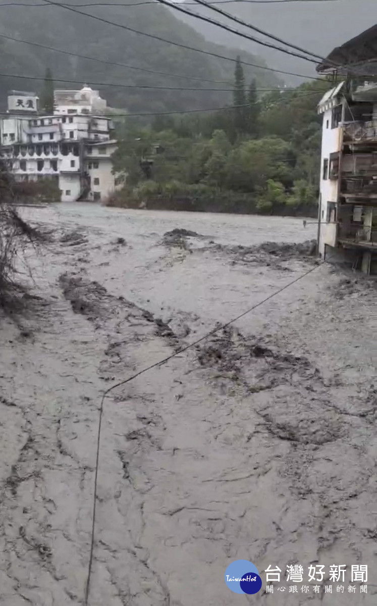 下午廬山地區風強雨大溪水暴漲。（仁愛公所提供）